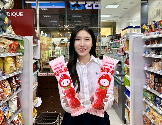 A convenience store brand GS25 began selling packaged ice tanghulu earlier this month. Pictured above, a model poses with the product for promotion. [GS25]