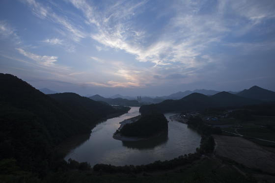 Seonam Village in Hanbando-myeon, Yeongwol County, is known for its Korean peninsula-shaped cliff. [JOONGANG PHOTO]