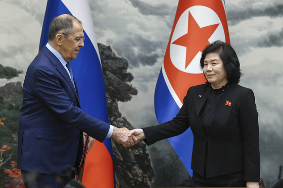Russian Foreign Minister Sergey Lavrov, left, and North Korean Foreign Minister Choe Son-hui shake hands during their meeting in Pyongyang on Oct. 19. [AP/YONHAP]