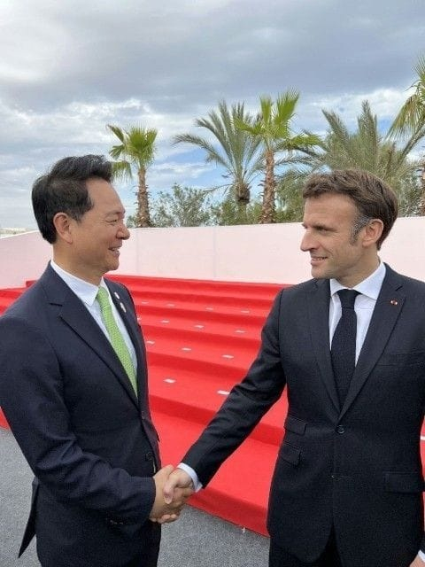 Jang Sung-min, left, special envoy of the president and senior secretary for future strategy, shakes hands with French President Emmanuel Macron at the 18th Summit of La Francophonie, where French-speaking countries gathered in Djerba, Tunisia, in November 2022. [OFFICE OF SECRETARY FOR FUTURE STRATEGY] 