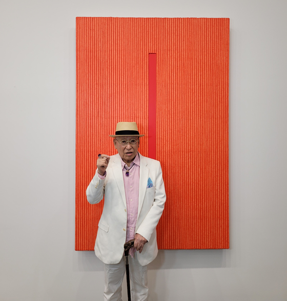 Dansaekhwa master Park Seo-bo stands with one of his works from the “late-ecriture period,” in 2021 at Kukje Gallery in central Seoul. [MOON SO-YOUNG]