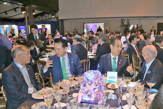 From the left, Hyundai Motor Executive Chair Euisun Chung, presidential special envoy Jang Sung-min, Prime Minister Han Duck-soo, and Jeremy Rifkin, a renowned American economic theorist and head of the Foundation on Economic Trends, chat at a banquet at the Busan Expo Symposium at Pavillon Gabriel in Paris on Oct. 9. [YONHAP]