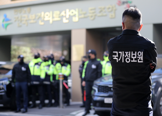 Officials from the police and the National Intelligence Service carry out a raid on the headquarters of the Korean Confederation of Trade Unions's medical workers' organization in Yeondeungpo District, western Seoul, in January. [NEWS1]