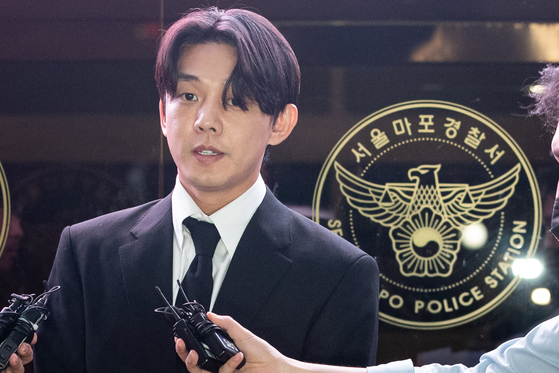 Actor Yoo Ah-in answers questions from the local press at the Mapo Police Station on May 24. [NEWS1]