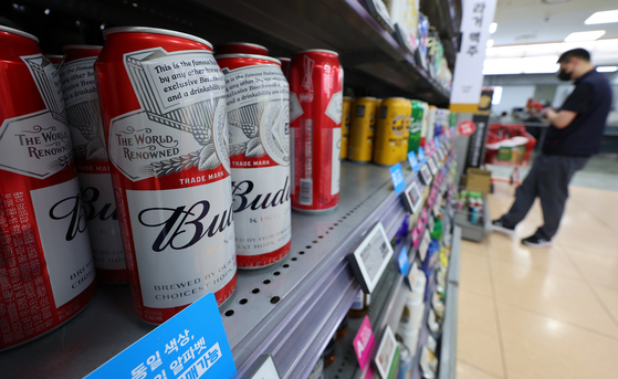 Imported beer products are on display at a discount mart in downtown Seoul on Sunday. With sales of Tsingtao beer plunging as the "pee-gate" video went viral, sales of beer from other countries like Budweiser, Heineken and Asahi rose around 30 percent at convenience stores last week. [YONHAP]