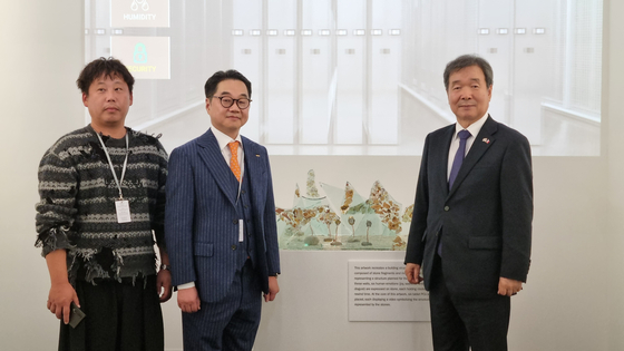 Korean ambassador to France Choi Jai-chul, right, stands for a photo with Arshexa CEO Song Moon-suk, center, and artist Yu Choong-hwan at the Arshexa promotional booth set up at the Paris+ par Art Basel, on Oct. 18. [YOON SO-YEON]