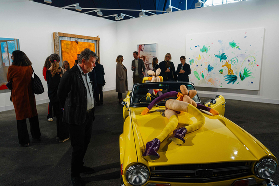 A visitor looks at a work by British artist Sarah Lucas entitled ″Six Sent Soixante Six″ on display in Sadie Coles HQ Gallery stand at the Grand Palais Ephemere as part of Paris+ par Art Basel show in Paris, on Oct. 18. [DIMITAR DILKOFF/AFP/YONHAP]