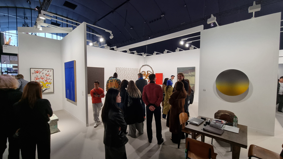 Visitors fill the Kukje Gallery booth set up at the Paris+ par Art Basel, on Oct. 18. [YOON SO-YEON]