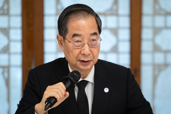 Prime Minister Han Duck-soo speaks at a high-level meeting between the government, the ruling party and the presidential office on Oct. 29. [NEWS1]