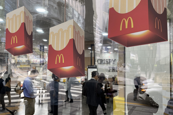 Customers place orders at a McDonald's branch in Seoul on Oct. 26. McDonald's Korea said it will raise the prices of 13 menu items by on average of 3.7 percent starting Nov. 2. [YONHAP]