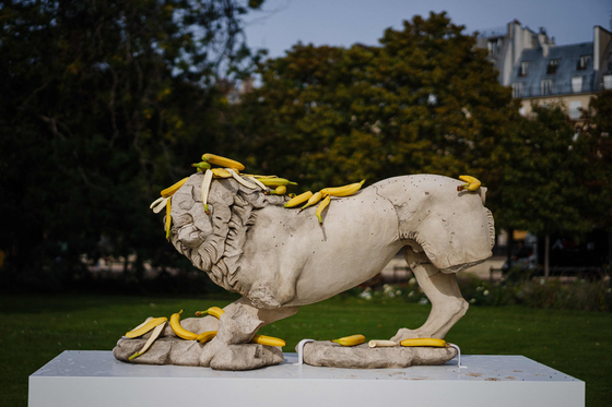 A work by U.S. sculptor Tony Matelli entitled ″Lion (Bananas)″ on display at the Tuileries Gardens in Paris on Oct. 16 as part of the Paris+ par Art Basel show in Paris [DIMITAR DILKOFF/AFP/YONHAP] 