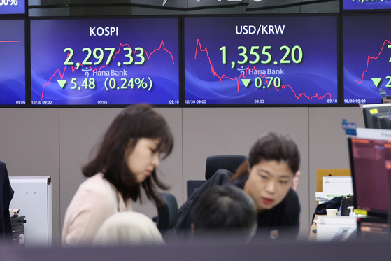 Screens shows a morning trade session at Hana Bank in central Seoul on Monday. [YONHAP] 