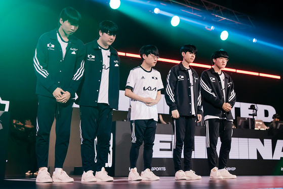 Korea's Dplus KIA loses 2-0 to Korea's KT Rolster during the Swiss Stage of the 2023 League of Legends World Championship and is eliminated from the tournament. [RIOT GAMES]