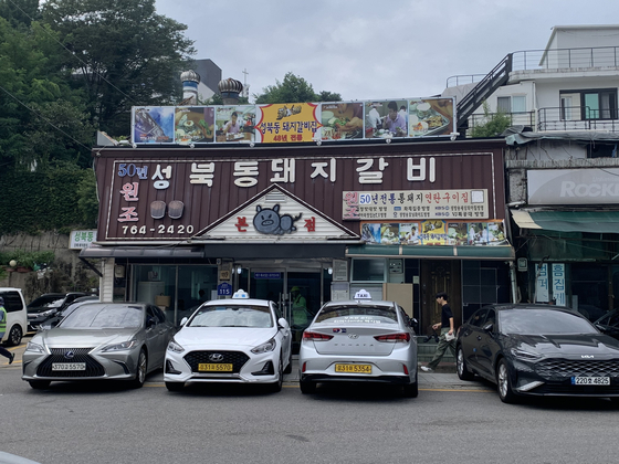Taxis in front of Seongbukdong Pork Ribs in Seongbuk District, central Seoul [LEE JIAN]