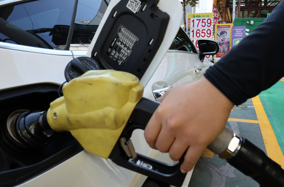 Concerns are rising over a potential “oil shock” triggered by the Israel-Hamas conflict. Picture taken at a gas station in Seoul on Sunday. [NEWS1]