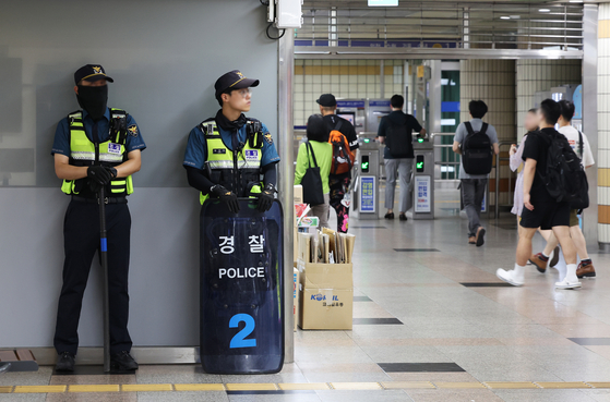Police officers stationed a Seohyeon subway station in Bundang, Gyeonggi, on Aug. 4, the day after 22 year-old Choi Won-jong tried to attack random people with a knife. [YONHAP] 