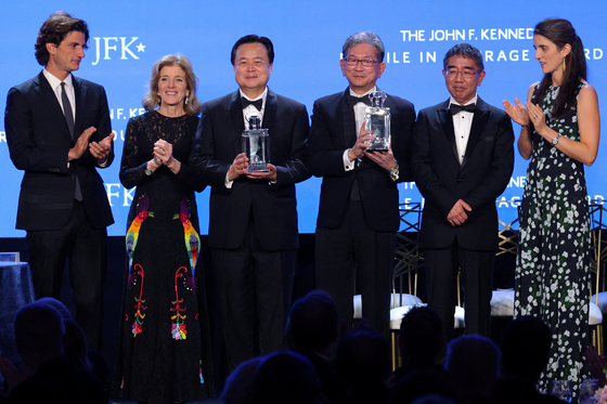 U.S. Ambassador to Australia Caroline Kennedy, second from left, and her son Jack Schlossberg, left, and daughter Tatiana Schlossberg, right, present the International Profile in Courage award for Korean President Yoon Suk-yeol and Japanese Prime Minister Fumio Kishida, accepted by Korean Ambassador to the United States Cho Hyun-dong, third from right, Takeo Mori, adviser to the Minister for Foreign Affairs of Japan, and Kotaro Suzuki, consul general of Japan in Boston, during a ceremony at the John F. Kennedy Library in Boston, Massachusetts, Sunday. [REUTERS/YONHAP]