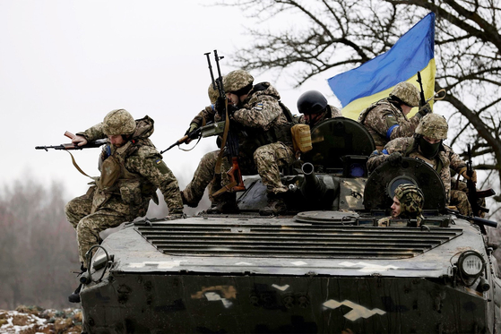 Ukrainian soldiers take part in a training exercise some 10 kilometers (6 miles) away from the border with Russia and Belarus in the northern Ukrainian region of Chernihiv on Feb. 2. [AP]