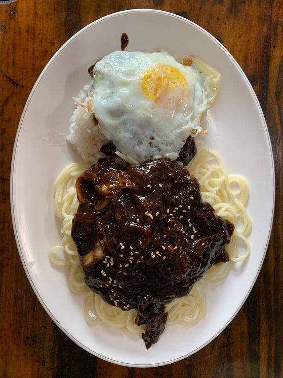 Jjamyeonbap, a combination of noodles and rice over black bean sauce, is served at Wonjo Gisanim Bunsik in Mapo District, western Seoul. [LEE JIAN]