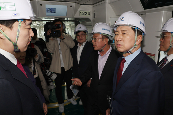 People Power Party leader Kim Gi-hyeon visits the inside of a train on the Gimpo Gold Line on Monday. [YONHAP]