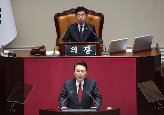 President Yoon Suk Yeol gives a budget speech, with parliamentary speaker Kim Jin-pyo looking on, at the National Assembly in Yeouido, western Seoul, on Tuesday. [JOINT PRESS CORP]