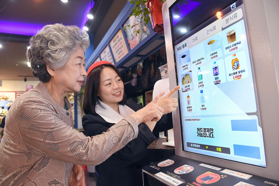 A senior citizen learns how to use Kiosk through SK Broadband’s program. [SK BROADBAND]