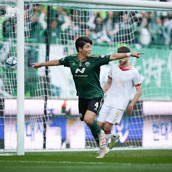 Jeonbuk Hyundai Motors' Park Jin-seob in action during a K League match against the Pohang Steelers at Jeonju World Cup Stadium in Jeonju, North Jeolla in a photo shared on Jeonbuk's official Facebook account on Monday. [SCREEN CAPTURE]