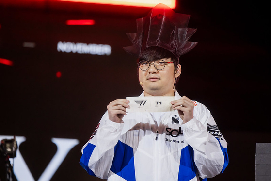 Cho ″BeryL″ Geon-hee attends the League of Legends World Championship on Sunday in western Seoul. [RIOT GAMES]
