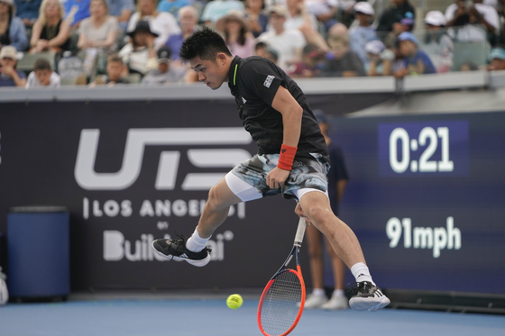 China's Wu Yibing returns between his legs against the United States' Taylor Fritz during the finals of the Ultimate Tennis Showdown in July in Carson, Calif. [AP/YONHAP]