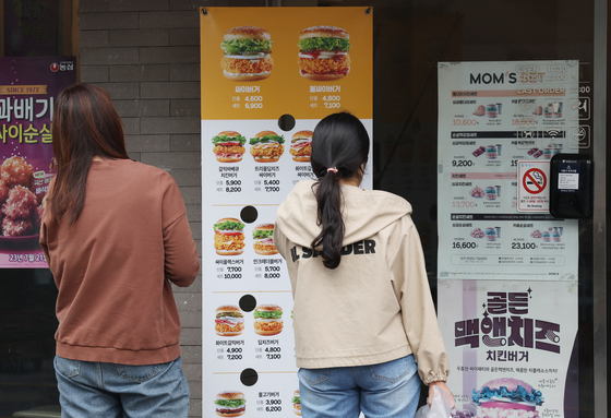 Mom's Touch, a chicken burger chain based in Korea, raised the prices of four of their burger offerings on Tuesday. The price increase was primarily due to factors such as supply issues with chicken breast, which is a key ingredient in the chain's Fillet Burger, as well as rising production costs. The photo shows a Mom's Touch store in downtown Seoul on Tuesday. [YONHAP]
