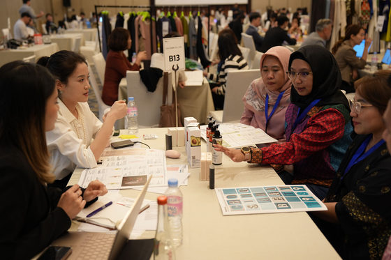 At the Korea Brand Expo in Jakarta, which ran for four days from Sept. 5, Lotte offered consultation sessions for businesses. [LOTTE CORPORATION]