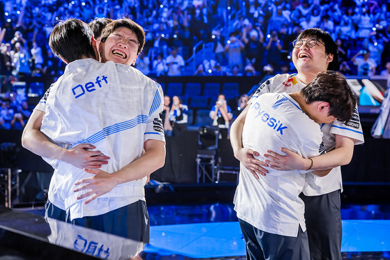 Members of DRX celebrate after winning the 2022 League of Legends World Championship in New York. Just one of the five winning players stayed with DRX in the 2023 season. [RIOT GAMES]