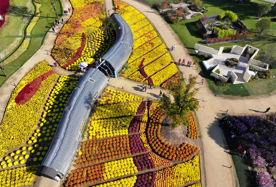 Visitors enjoy the last day of the Suncheonman International Garden Expo 2023 festival, held at the Suncheon Bay National Garden and Wetland Reserve. Open for seven months since April, the festival held its closing ceremony on Tuesday. [YONHAP]