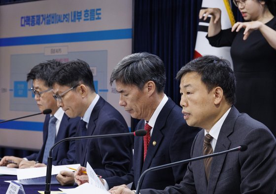 Shin Jae-sik, the head of the radiation emergency bureau at the Nuclear Safety and Security Commission, right at a press briefing on the Fukushima Daiichi Nuclear Power Plant's accident last week the government complex in Seoul on Monday. [YONHAP]
