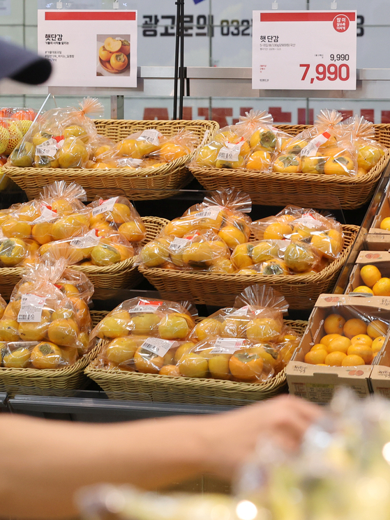 The retail price of sweet persimmons in Korea increased by 32.2 percent on year on Monday to 14,736 won ($10.92) for a pack of 10, data from the Korea Agro-Fisheries & Food Corporation (aT) showed. The rise in persimmon prices is linked to unfavorable weather conditions during this year's summer, including scorching heat and heavy rainfall, which led to subpar fruit growth and reduced supply. The photo shows persimmons on display at a large supermarket in Seoul on Tuesday. [YONHAP]