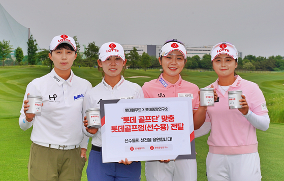 A photo of the Lotte Golf Team who have been given customized gum designed for them. [LOTTE WELLFOOD]