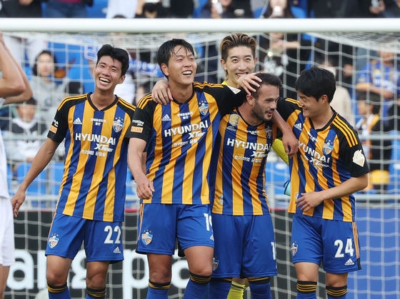Ulsan Hyundai players celebrate after sealing the 2023 K League title following a league match against Daegu FC at Ulsan Munsu Football Stadium in Ulsan on Sunday. [YONHAP] 