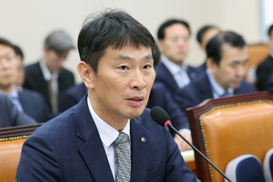 Financial Supervisory Service Gov. Lee Bok-hyun speaks during a parliamentary inspection held at the National Assembly in Yeouido, western Seoul, on Oct. 27. [NEWS1]