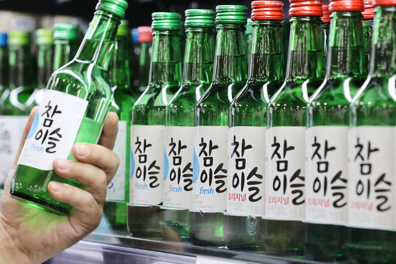 Hitejinro will raise the prices of their soju and beer products starting from Nov. 9, the Korean liquor manufacturer announced Tuesday. The wholesale prices for soju items like Chamisul Fresh and Chamisul Original will go up by 6.95 percent, and beer products such as Terra and Kelly will see an average increase of 6.8 percent in their wholesale prices. The photo shows Hitejinro's soju products on display at a large supermarket in downtown Seoul on Tuesday. [YONHAP]