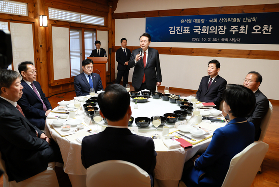 President Yoon Suk Yeol, center, speaks at a luncheon with bipartisan floor leaders and parliamentary standing committee chairs hosted by speaker Kim Jin-pyo at the National Assembly in Yeouido, western Seoul on Tuesday. [JOINT PRESS CORPS]