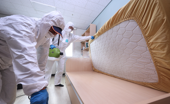 Pest control workers and dormitory staff disinfect a dormitory at Keimyung University to get rid of bedbugs on Oct. 19. [YONHAP]