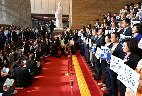 Democratic Party lawmakers, including floor leader Hong Ihk-pyo, hold a silent rally at the Rotender Hall in the National Assembly in western Seoul as President Yoon Suk Yeol arrives for his budget speech. The opposing political parties agreed to refrain from picketing and booing during a plenary session of the National Assembly, including the president’s speech. [JOINT PRESS CORPS]