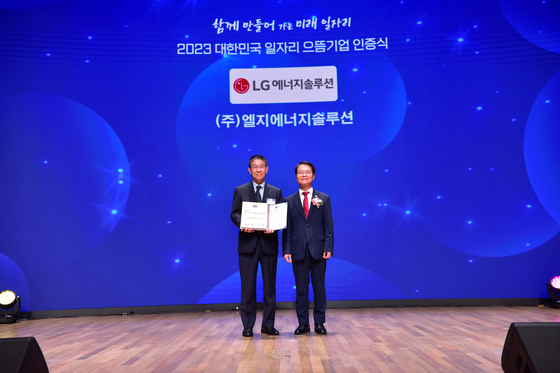 LG Energy Solution’s CHO Kim Ki-soo, left, and Minister of Employment and Labor Lee Jung-sik take a photo. [LG ENGERGY SOLUTION]