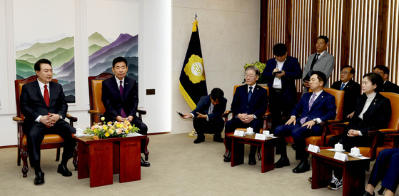 From left, President Yoon Suk Yeol chats with National Speaker Kim Jin-pyo, Democratic Party Chairman Lee Jae-myung, People Power Party Chairman Kim Gi-hyeon and Justice Party Chairperson Lee Jeong-mi ahead of a parliamentary speech on next year’s budget at the National Assembly in Yeouido, western Seoul, on Tuesday. [JOINT PRESS CORPS]