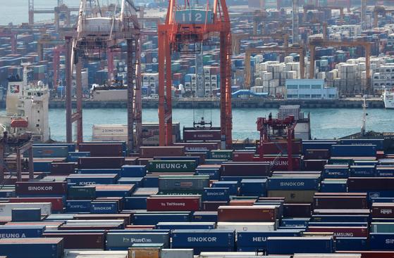 Containers are stakcked at a pier in the port city of Busan on Wednesday. [YONHAP]
