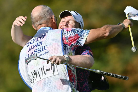 Gemma Dryburgh, right, of Scotland celebrates with her caddie after winning the LPGA Tour's Toto Japan Classic at the Seta Golf Club in Shiga, Japan in Nov. 2022. [AP/YONHAP]