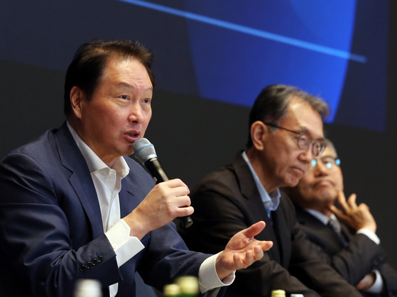 SK Group Chairman Chey Tae-won, far left, speaks during the Directors' Summit 2023 held Tuesday at the Grand Walkerhill Hotel in eastern Seoul. [SK GROUP]