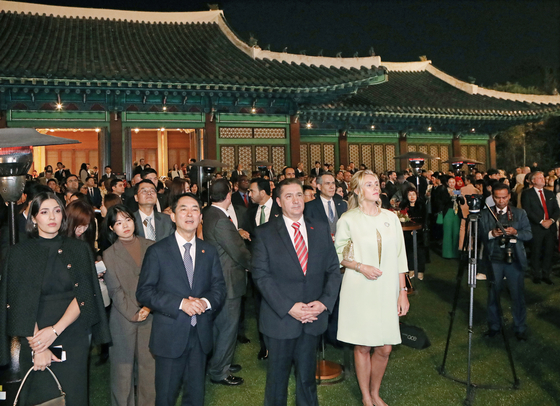 Turkish Ambassador to Korea Murat Tamer, second from front right, and Minister of Patriots and Veterans Affairs Park Min-shik, third from front right, celebrate the 100th anniversary of the proclamation of the Republic of Turkey at the Shilla Hotel Seoul on Monday. [PARK SANG-MOON]