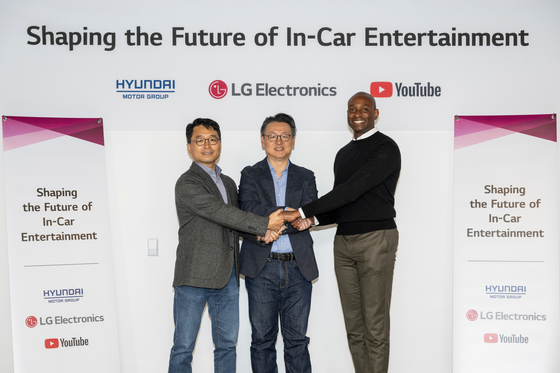 Officials from Hyundai Motor, LG Electronics and YouTube pose for a photo after signing an agreement to enhance cooperation for an in-vehicle infotainment platform in Los Angeles, California, on Oct. 31. [HYUNDAI MOTOR]