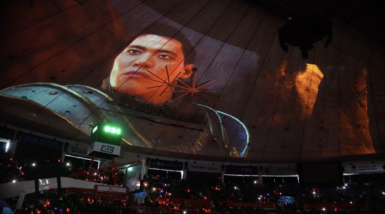 A digital twin modeled after Seoul SK Knights' Kim Sun-hyung is projected on the roof of Jamsil Students' Gymnasium in Songpa District, southern Seoul, on Sunday. [ONMIND]